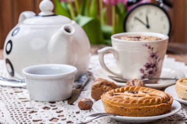 Lezzetli çikolatalı cevizli tart.