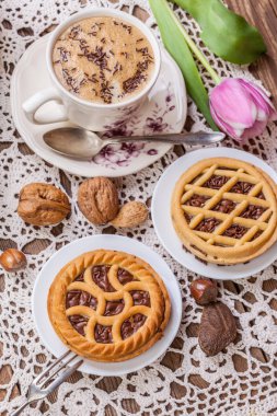 Lezzetli çikolatalı cevizli tart.