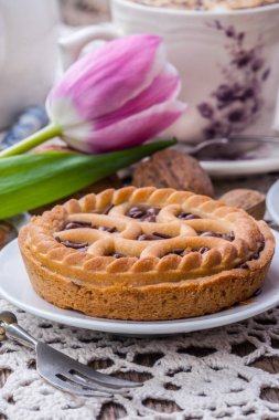 Lezzetli çikolatalı cevizli tart.