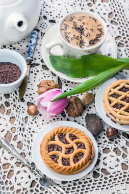 Lezzetli çikolatalı cevizli tart.