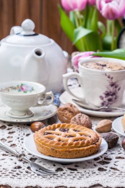 Lezzetli çikolatalı cevizli tart.