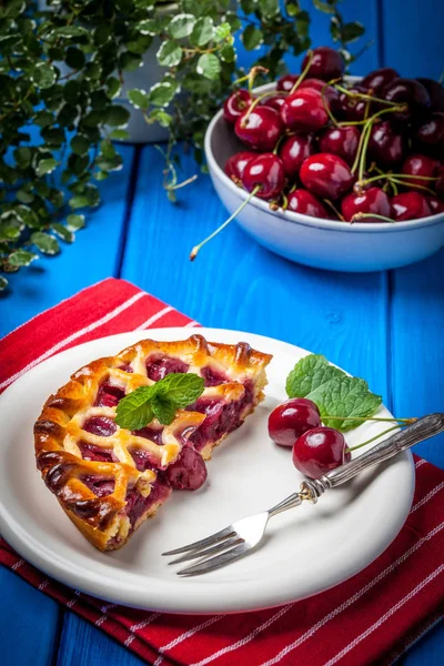 Torta de cereja caseira na mesa azul . — Fotografia de Stock