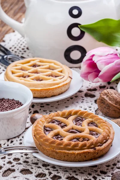 Lezzetli çikolatalı cevizli tart.