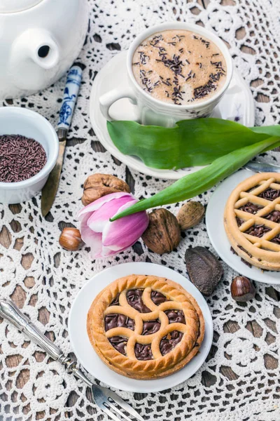 Lezzetli çikolatalı cevizli tart.