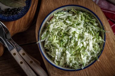 lahana ve dere otu salatası.