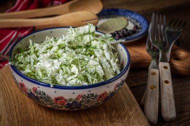 lahana ve dere otu salatası.