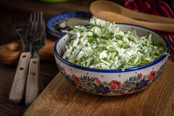 Insalata con cavolo e aneto . — Foto Stock