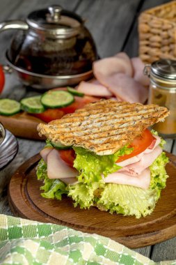 Sandviç ile jambon, salatalık, domates, marul.