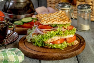 Sandviç ile jambon, salatalık, domates, marul.