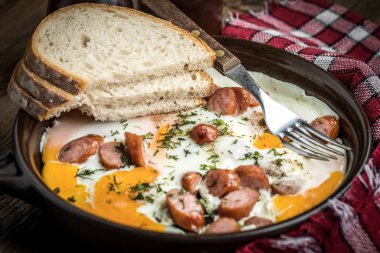 Yumurta ile doğranmış sosis pişmiş lezzetli.