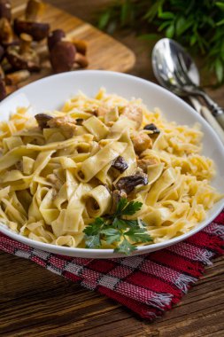 Tagliatelle makarna orman mantar ve tavuk.