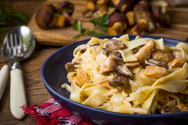 Tagliatelle makarna orman mantar ve tavuk.
