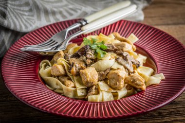 Tagliatelle makarna orman mantar ve tavuk.