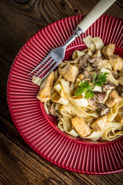 Tagliatelle makarna orman mantar ve tavuk.