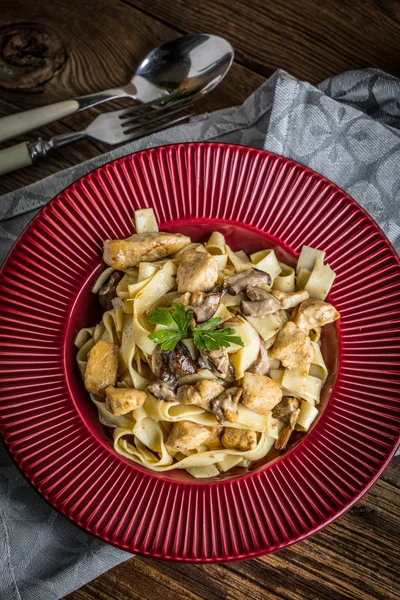 Tagliatelle pasta with forest mushrooms and chicken. — Stock Photo, Image