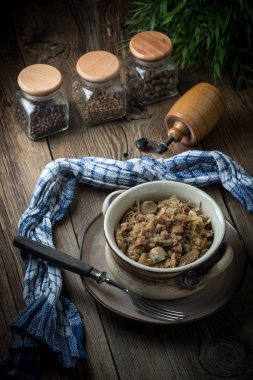 Geleneksel Lehçe lahana turşusu (bigos).