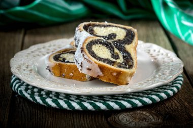 Poppie-tohum kek bir plaka üzerinde iki adet.