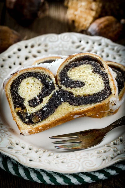 Dos pedazos de pastel de semillas de amapola en un plato . — Foto de Stock