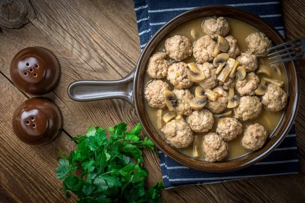 Deliciosas Albóndigas Suecas Caseras Con Salsa Crema Champiñones Pequeña Profundidad —  Fotos de Stock