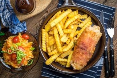 Kızarmış tavuk göğsü dolması ile mantar ve peynir ben sarılmış