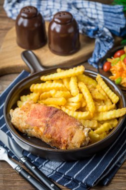 Kızarmış tavuk göğsü dolması ile mantar ve peynir ben sarılmış