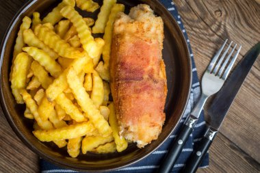 Kızarmış tavuk göğsü dolması ile mantar ve peynir ben sarılmış