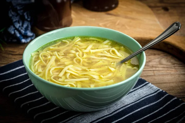 Brodo - minestra di pollo in una boccia . — Foto Stock