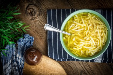 Suyu - bir kase tavuk çorbası.