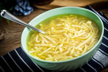 Suyu - bir kase tavuk çorbası.