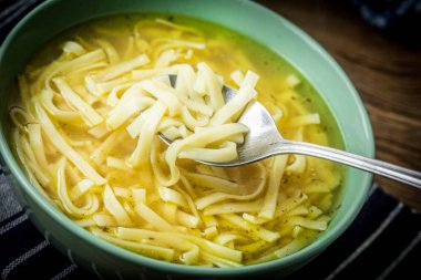 Suyu - bir kase tavuk çorbası.