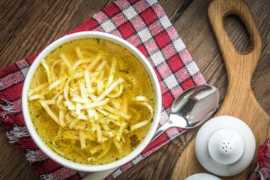 Suyu - bir kase tavuk çorbası.