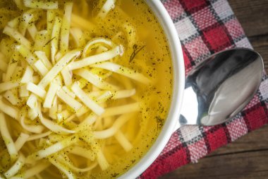 Suyu - bir kase tavuk çorbası.