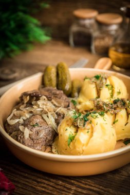 Patates püresi ve p ile kızarmış tavuk karaciğer soğan ile servis