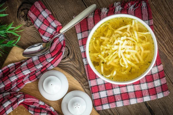 Brodo - minestra di pollo in una boccia . — Foto Stock