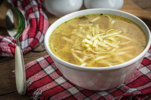 Brodo - minestra di pollo in una boccia . — Foto Stock