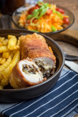 Kızarmış tavuk göğsü dolması ile mantar ve peynir ben sarılmış