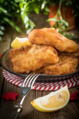 Kızarmış morina dilim ekmek kırıntıları.