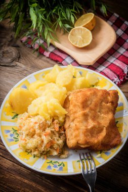 Hizmet kızarmış morina fileto.