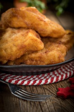 Kızarmış morina dilim ekmek kırıntıları.