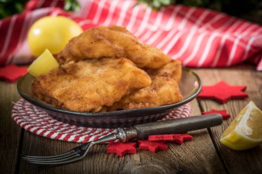 Kızarmış morina dilim ekmek kırıntıları.