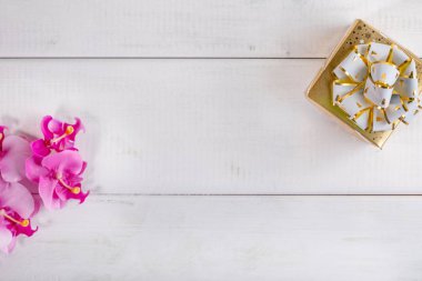Beyaz ahşap zemin üzerinde hediye kutusu.