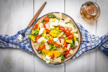 Peynirli salata ve taze sebze..