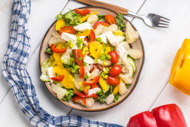 Peynirli salata ve taze sebze..