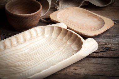 Kahverengi bir tabloda eski ahşap mutfak eşyaları.