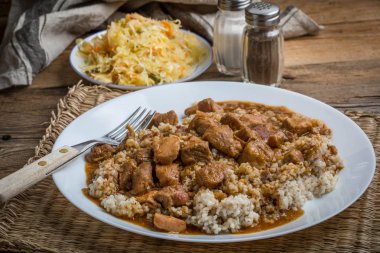 Pişirilmiş etli arpa kabuğu çıkarılmış tane.