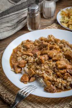 Pişirilmiş etli arpa kabuğu çıkarılmış tane.