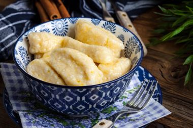 Tarçın ve şeker ile tembel köfte.