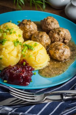 Köfte Patates dereotu sos ile.