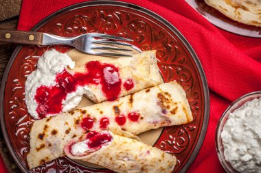 Haddelenmiş krep peynir ile doldurulmuş.