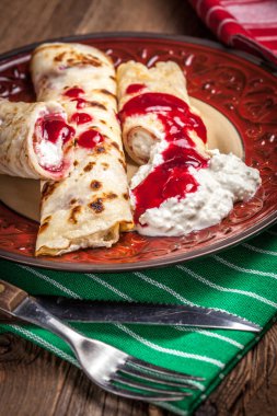 Haddelenmiş krep peynir ile doldurulmuş.